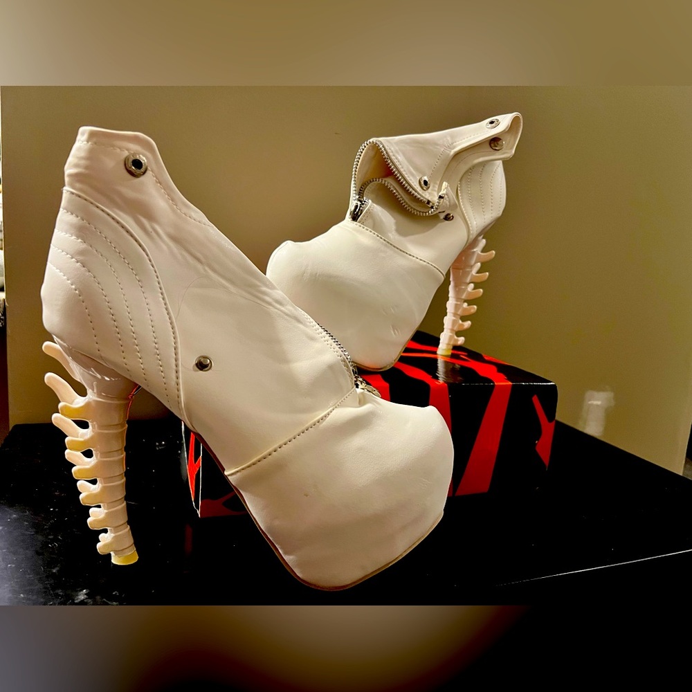 White spine heeled bootie. 5.5” heel w/ 1.5” platform. Never worn. Size 41 Eur